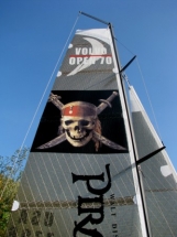 Black Pearl IMG_2589 Das Markenzeichen des Sponsors, der Piratenkopf im Grosssegel
